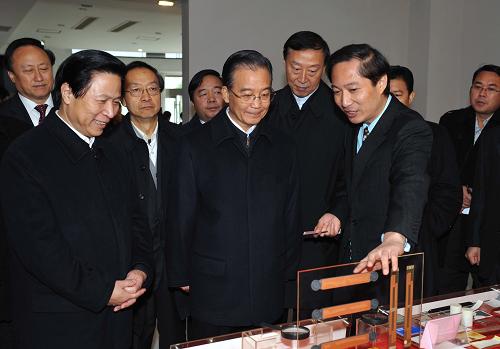這是11月29日,溫家寶在南京三寶集團有限公司考察。新華社記者饒愛民攝