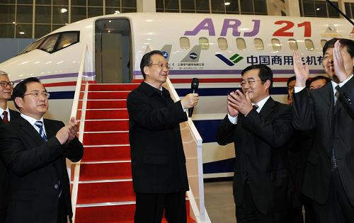 這是11月28日,溫家寶在上海中國商用飛機有限責任公司總裝制造中心考察時,鼓勵研發(fā)人員再攀科技高峰。新華社記者饒愛民攝