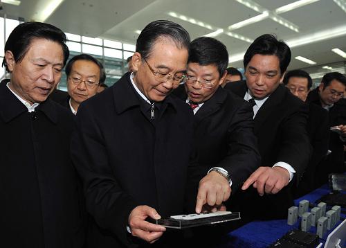這是11月29日,溫家寶在南京中國電子科技集團公司第十四研究所考察。新華社記者饒愛民攝