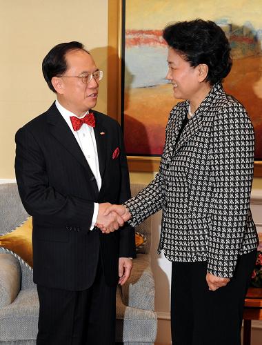 12月5日,中共中央政治局委員、國(guó)務(wù)委員劉延?xùn)|抵達(dá)香港出席第五屆東亞運(yùn)動(dòng)會(huì)開(kāi)幕式。這是開(kāi)幕式前,劉延?xùn)|會(huì)見(jiàn)香港特區(qū)行政長(zhǎng)官曾蔭權(quán)。新華社記者 宋振平攝