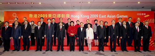 這是開(kāi)幕式前,劉延?xùn)|會(huì)見(jiàn)前來(lái)出席開(kāi)幕式的香港特區(qū)政府主要官員。新華社記者 呂小煒攝