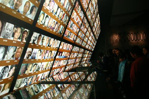 12月12日,在侵華日軍南京大屠殺遇難同胞紀(jì)念館,各界群眾在陳列著南京大屠殺幸存者照片的展區(qū)參觀(guān)。12月13日是南京大屠殺72周年紀(jì)念日。12日起,江蘇南京將舉行和平集會(huì)、和平法會(huì)等多項(xiàng)活動(dòng),悼念30萬(wàn)遇難同胞。新華社發(fā)(董金林 攝)