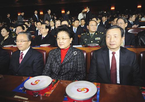 12月26日,國務(wù)委員劉延東、馬凱、戴秉國在北京人民大會堂出席“我和我的祖國——紀念新中國外交60年暨2009年慰問駐外外交人員和親屬聯(lián)歡會”。新華社記者 張鐸 攝