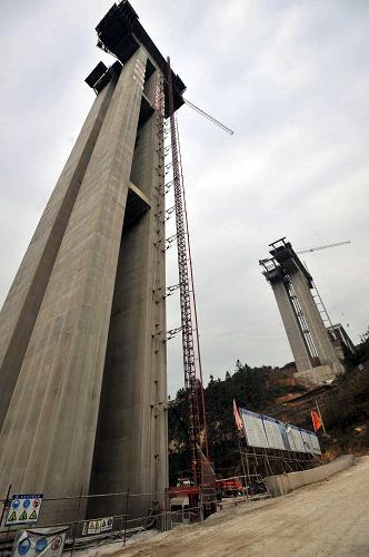 貴廣高速公路建設(shè)現(xiàn)場(chǎng)正在建設(shè)的“肇興大橋”(2009年12月20日攝)。隨著西部大開發(fā)戰(zhàn)略的實(shí)施,貴州的交通建設(shè)加速發(fā)展。2008年陸續(xù)開工的貴廣高速鐵路、高速公路,正緊鑼密鼓地加緊建設(shè)。它們的建成,將大大縮短貴陽(yáng)和廣州的時(shí)間距離,將“山的這頭”和“海的那邊”緊密地聯(lián)系在一起。貴廣高速鐵路是中國(guó)西南地區(qū)第一條時(shí)速在200公里以上的高標(biāo)準(zhǔn)鐵路,設(shè)計(jì)時(shí)速為200公里,規(guī)劃運(yùn)輸能力為每天100對(duì)客車,年運(yùn)輸能力為貨運(yùn)量3500萬(wàn)噸,項(xiàng)目建成后,乘火車從貴陽(yáng)到廣州的時(shí)間將從原來的22個(gè)小時(shí)左右縮短至4個(gè)小時(shí)左右。貴廣高速公路連接廣州和貴陽(yáng),設(shè)計(jì)時(shí)速為100公里。貴廣高速公路、高速鐵路預(yù)計(jì)于2014年完工。新華社記者 歐東衢攝