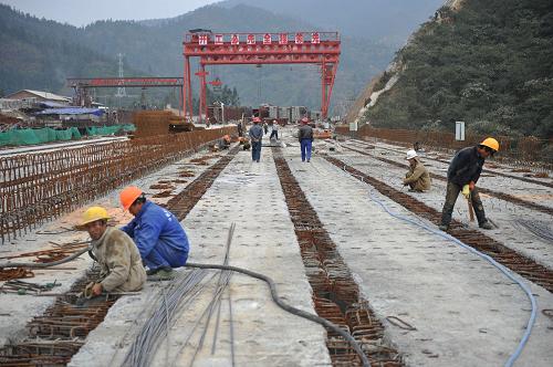 貴廣高速公路建設(shè)現(xiàn)場(chǎng)(2009年12月20日攝)。新華社記者 歐東衢攝