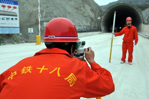 在貴廣高速鐵路建設(shè)現(xiàn)場(chǎng),工人正在現(xiàn)場(chǎng)進(jìn)行勘測(cè)(2009年12月20日攝)。新華社記者 歐東衢攝