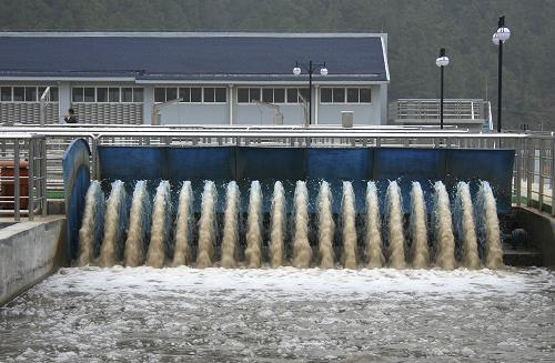 投入運(yùn)行的江西德興市污水處理廠(1月5日攝)。為推進(jìn)鄱陽湖生態(tài)經(jīng)濟(jì)區(qū)的建設(shè),江西省加快了縣城污水處理設(shè)施的建設(shè)進(jìn)度,截至2010年1月3日,全省85個(gè)縣(市、區(qū))污水處理設(shè)施主體建設(shè)已基本完成,累計(jì)投資47.7億元。新華社發(fā)(胡敦煌 攝)