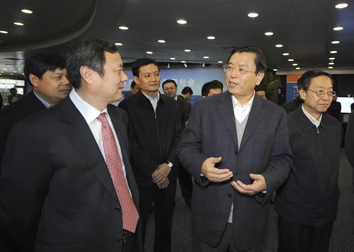 1月5日下午和6日下午,中共中央政治局委員、國(guó)務(wù)院副總理張德江分別到大唐電信、中國(guó)電信、中國(guó)聯(lián)通、中國(guó)移動(dòng)觀看了TD-LTE、CDMA2000、WCDMA、TD-SCDMA等業(yè)務(wù)演示,聽取了3G和TD發(fā)展情況介紹。這是1月5日,張德江在中國(guó)電信考察。新華社記者張鐸攝