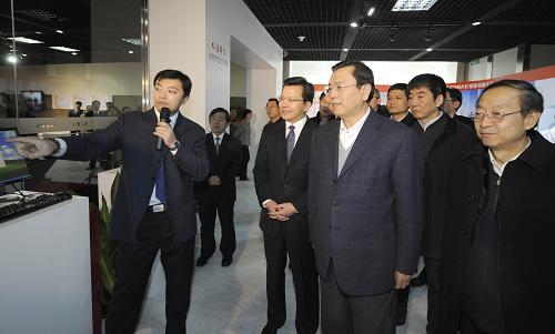 1月5日下午和6日下午,中共中央政治局委員、國(guó)務(wù)院副總理張德江分別到大唐電信、中國(guó)電信、中國(guó)聯(lián)通、中國(guó)移動(dòng)觀看了TD-LTE、CDMA2000、WCDMA、TD-SCDMA等業(yè)務(wù)演示,聽取了3G和TD發(fā)展情況介紹。這是1月5日,張德江在大唐電信考察。新華社記者張鐸攝