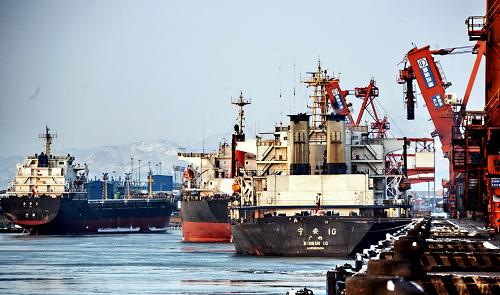 這是多艘輪船在秦皇島港煤炭碼頭裝貨(1月7日攝)。近日,河北省秦皇島港針對華東、華南沿海部分電廠電煤告急的情況,積極采取有效措施,克服惡劣天氣造成凍煤嚴(yán)重,影響卸車裝船速度等因素,實施科學(xué)安排生產(chǎn),加班加點組織電煤運輸,確保南方電廠用煤需求。新華社記者楊世堯攝