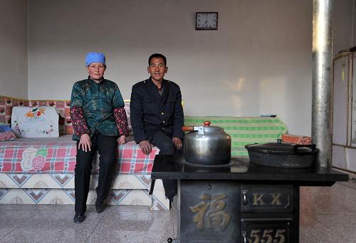 居住在寧夏固原市涇源縣黃花鄉(xiāng)廟灣村危房危窯改造點的村民田志平(右)、馬芳蓮坐在家中(1月18日攝)。搬遷前,田志平一家居住在年久失修的土坯房中。新華社記者 王鵬 攝