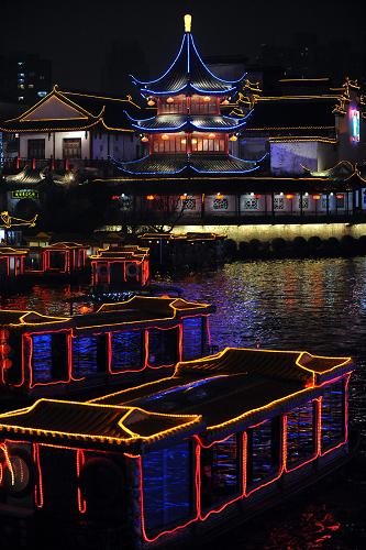 2月27日晚,燈火璀璨的秦淮燈會(huì)分外妖嬈。元宵節(jié)臨近,南京夫子廟的秦淮燈會(huì)璀璨奪目,迎接佳節(jié)到來。新華社記者 韓瑜慶 攝