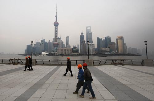 3月9日,幾位工人走過外灘觀景平臺。上海外灘濱水區(qū)綜合改造工程目前進入施工沖刺階段,預計于3月28日建成并向公眾開放。“變臉”后的外灘,不僅將大量的過境交通轉(zhuǎn)入地下,最大限度釋放市民和游客的公共活動空間,還能更好地展現(xiàn)沿線不同時期、風格迥異的“萬國建筑群”風貌。新華社記者裴鑫攝