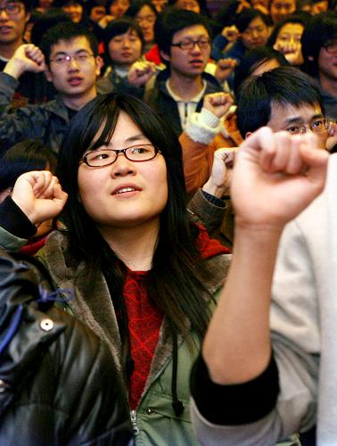3月12日,復(fù)旦大學(xué)外文學(xué)院的世博志愿者們?cè)谑膸煷髸?huì)上宣誓。新華社記者 劉穎 攝
