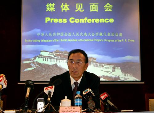 3月22日,正在澳大利亞進(jìn)行友好訪問(wèn)的中國(guó)全國(guó)人大西藏代表團(tuán)團(tuán)長(zhǎng)、全國(guó)人大代表、西藏自治區(qū)人大常委會(huì)主任向巴平措在悉尼舉行的記者招待會(huì)上講話。中國(guó)全國(guó)人大西藏代表團(tuán)當(dāng)日在中國(guó)駐悉尼總領(lǐng)館舉行記者招待會(huì),介紹了中國(guó)中央政府關(guān)于西藏工作的方針政策、西藏經(jīng)濟(jì)社會(huì)發(fā)展取得的成就和當(dāng)前西藏民族團(tuán)結(jié)社會(huì)穩(wěn)定的形勢(shì)。新華社記者唐明攝