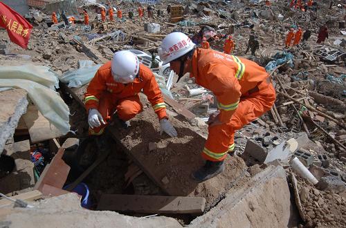 4月17日,救援人員在青海省玉樹縣結(jié)古鎮(zhèn)一處廢墟上進(jìn)行搜救。新華社記者丁海濤攝