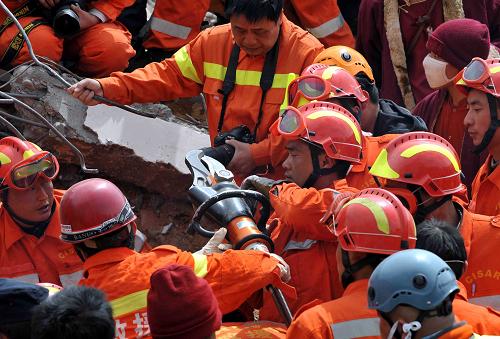 4月17日,救援人員在青海省玉樹縣結(jié)古鎮(zhèn)一處廢墟上進(jìn)行搜救。新華社記者丁海濤攝