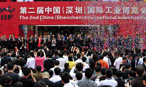 4月24日,第二屆中國(guó)(深圳)國(guó)際工業(yè)博覽會(huì)在深圳華南城開幕,來(lái)自54個(gè)國(guó)家和地區(qū)的2000多名海外買家參會(huì)。展覽分為中國(guó)國(guó)際工業(yè)設(shè)計(jì)展、安防產(chǎn)品交易會(huì)、電子信息通訊展等八個(gè)專業(yè)展區(qū),展覽面積達(dá)7.2萬(wàn)平方米,有1200家參展企業(yè)參展。新華社記者 陳曄華 攝
