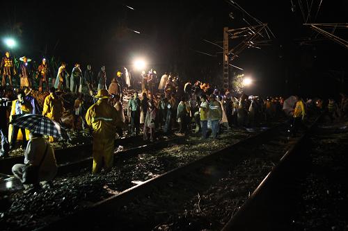 5月6日,工人們在中斷行車的京廣線大坑口至烏石區(qū)間鐵路上進(jìn)行清理。新華社發(fā)(童銅韶攝)