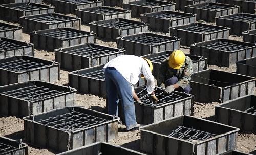 6月17日,工人在蘭新鐵路第二雙線新疆哈密段施工。目前,蘭新鐵路第二雙線新疆哈密段施工進(jìn)展順利,已鉆孔樁1400多根,路基土石方完成近400萬方。蘭新鐵路第二雙線自蘭州西站引出,橫跨甘肅、青海、新疆三省區(qū),全長(zhǎng)1776公里,是目前世界上一次性建設(shè)里程最長(zhǎng)的高速鐵路。蘭新鐵路第二雙線建成后,將與既有的蘭新鐵路以及隴海、蘭渝、包蘭、青藏線共同構(gòu)成西部鐵路網(wǎng)絡(luò),新疆到蘭州所需時(shí)間將從現(xiàn)在的20小時(shí)縮短到約10小時(shí)。新華社發(fā)(普拉提 攝)