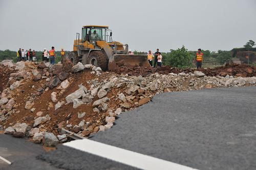 6月21日,工程人員在搶修滬昆高速公路江西余江境內(nèi)被洪水沖毀的路段。新華社記者 周密攝