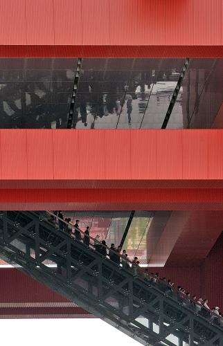 6月21日,游客在上海世博會(huì)中國(guó)館參觀。新華社記者 沈伯韓攝