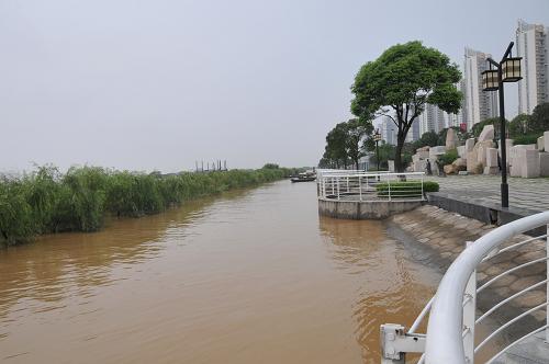 6月23日,在江西南昌贛江畔秋水廣場(chǎng),上漲的江水將路邊的柳樹浸沒。江西省水文局?jǐn)?shù)據(jù)顯示,當(dāng)日6時(shí),贛江南昌段外洲站水位23.96米,較昨日下降了0.25米,超警戒水位0.47米。這表明,贛江這一輪洪峰已經(jīng)通過南昌,南昌城正接受著高位洪水浸泡的挑戰(zhàn)。贛江洪峰已于6月22日12時(shí)提前通過南昌。22日12時(shí),南昌站洪峰水位23.73米,超警戒0.73米,是1998年以來贛江的最高水位;洪峰流量21400立方米/秒,超過歷史記錄1000立方米/秒。新華社記者 林艷興攝