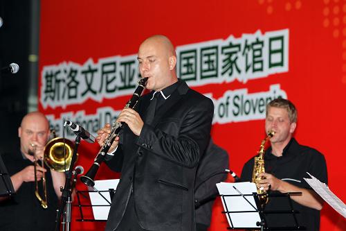 6月24日,斯洛文尼亞之聲樂(lè)隊(duì)在斯洛文尼亞國(guó)家館日活動(dòng)上表演。新華社發(fā)(李百順攝)
