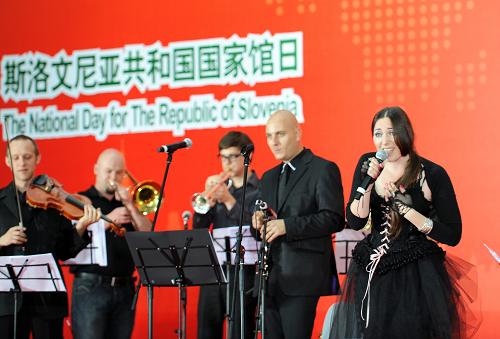 6月24日,斯洛文尼亞之聲樂(lè)隊(duì)在國(guó)家館日活動(dòng)上用中文演唱《月亮代表我的心》。新華社發(fā)(李百順攝)