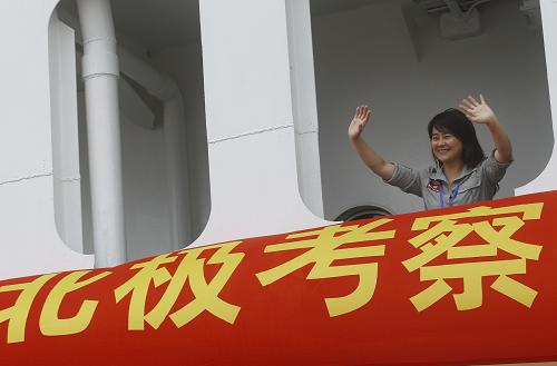 6月24日,參與本次科考的新華社記者張建松正在“雪龍”號上向送行的親友道別。新華社記者 裴鑫 攝