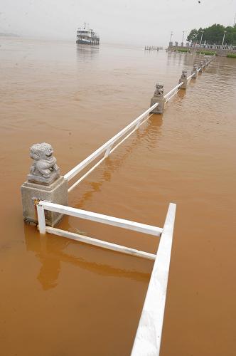 6月25日,長(zhǎng)沙湘沿岸的游道被洪水淹沒(méi)。新華社記者 龍弘濤 攝