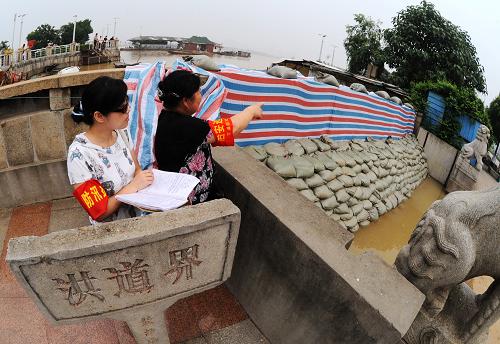6月25日,防汛值班人員在長(zhǎng)沙湘江沿岸巡查。新華社記者 龍弘濤 攝
