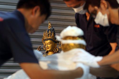 6月25日,工作人員在開(kāi)箱記者會(huì)結(jié)束后小心地將幾件展品包好。新華社記者 費(fèi)茂華 攝