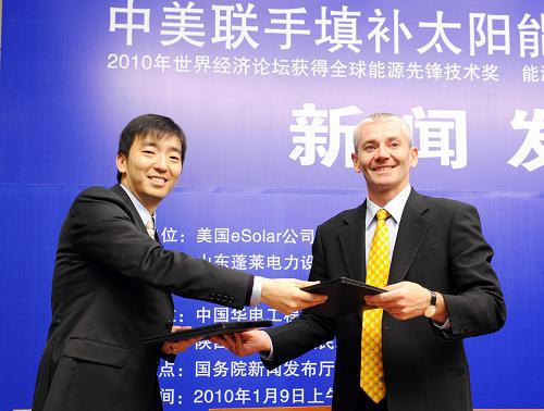 1月9日,山東蓬萊電力設(shè)備制造有限公司國際部副總裁王韜與美國eSolar公司執(zhí)行總裁梅力克·科爾簽訂總代理協(xié)議。 當日,美國eSolar公司與山東蓬萊電力設(shè)備制造有限公司在北京聯(lián)合舉行新聞發(fā)布會,并簽訂在我國建立200萬千瓦太陽能聚光熱電機組的總代理協(xié)議。該項目總投資超過50億美元。太陽能聚光熱電技術(shù)利用太陽光把循環(huán)水加熱轉(zhuǎn)換為蒸汽,推動汽輪發(fā)電機發(fā)電,該項目在我國尚屬空白。 新華社記者 陳樹根 攝