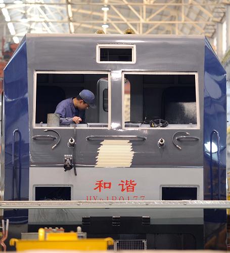 在南車株機(jī)公司車間內(nèi),一名工人正在生產(chǎn)線上的機(jī)車?yán)锕ぷ鳎?月18日攝)。 隨著近年來國內(nèi)外城市軌道和鐵道交通迅速發(fā)展,國產(chǎn)電力機(jī)車、城軌車輛制造商——中國南車株洲電力機(jī)車有限公司訂單不斷,2009年度銷售收入突破百億元。從2008年開始,南車株機(jī)接到國內(nèi)外各型電力機(jī)車訂單上千臺(tái)、軌道車輛超過800輛,產(chǎn)品成功進(jìn)入歐洲、中東等地軌道交通市場。 新華社記者李尕?cái)z