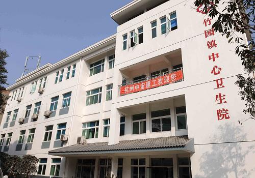 1月27日拍攝的竹園鎮(zhèn)中心衛(wèi)生院新大樓。 四川省青川縣竹園鎮(zhèn)中心衛(wèi)生院在“5·12”大地震中損毀嚴重,浙江省杭州市援建新的竹園鎮(zhèn)中心衛(wèi)生院建設(shè)規(guī)模近1600平方米,設(shè)有內(nèi)科、外科、兒科、婦產(chǎn)科、放射科、心電圖室等,還能進行骨科、普外科手術(shù),方便了農(nóng)民就醫(yī)。 新華社記者 陳樹根 攝