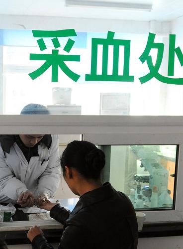 1月27日,患者在竹園鎮(zhèn)中心衛(wèi)生院采血。新華社記者 陳樹根 攝