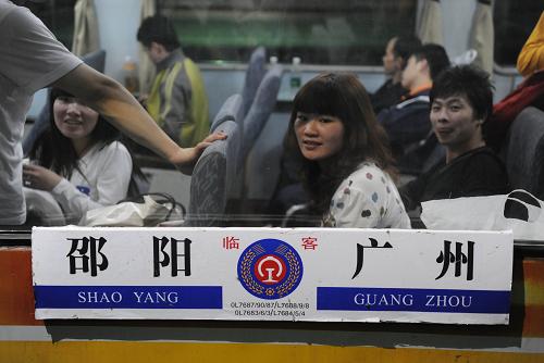 1月30日,全國首趟實行實名制火車票列車L7688于0時26分從廣州火車站發(fā)出。這是乘客在等待開車。 新華社記者盧漢欣攝