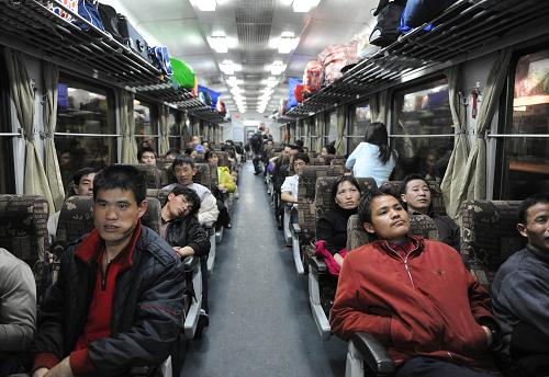 1月30日,全國首趟實行實名制火車票列車L7688于0時26分從廣州火車站發(fā)出。這是乘客在等待開車。 新華社記者盧漢欣攝