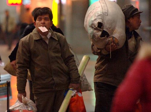 1月30日凌晨,旅客在北京西站準備乘車。 當日,2010年全國鐵路春運拉開帷幕。為期40天的鐵路春運預計將發(fā)送旅客2.1億人次,同比增加1820萬人次,增長9.5%,日均525萬人次。 新華社記者公磊攝
