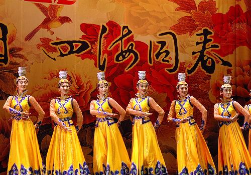 2月19日,演員在美國(guó)洛杉磯舉行的“文化中國(guó)·四海同春”新春文藝晚會(huì)上表演蒙古族舞蹈《祝福》。新華社記者于大波攝