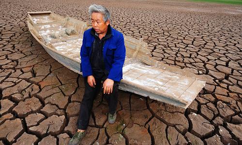 貴州省普安縣郊外的一個池塘已經(jīng)完全干涸,一個村民坐在自家的漁船上發(fā)愁(3月5日攝)。 貴州省氣象臺3月7日氣象干旱綜合指數(shù)監(jiān)測結(jié)果顯示,截至3月6日20時,貴州88個縣(市、區(qū))已有59個達到特重級氣象干旱標準,全省82.14%區(qū)域達到重旱級氣象干旱標準以上。 新華社記者劉續(xù)攝