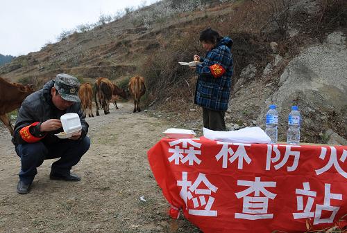 3月7日,貴州貴定縣盤江鎮(zhèn)林業(yè)站工作人員在主要路口嚴密防查火災發(fā)生。新華社記者楊俊江攝