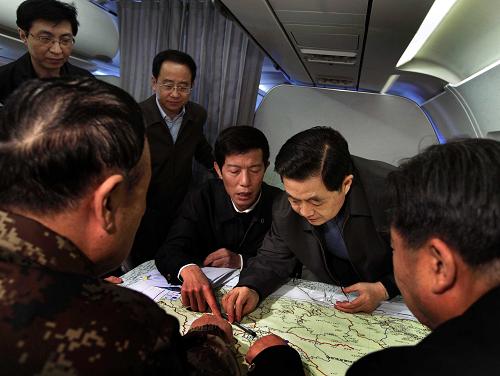 4月18日,中共中央總書記、國家主席、中央軍委主席胡錦濤乘飛機前往玉樹地震災(zāi)區(qū),看望慰問災(zāi)區(qū)干部群眾,實地指導(dǎo)抗震救災(zāi)工作。新華社記者蘭紅光攝