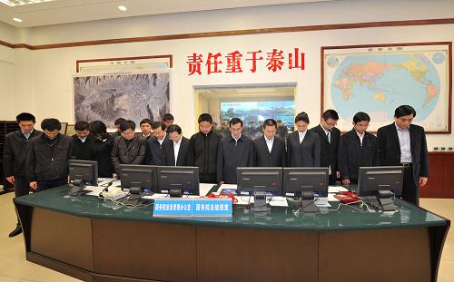 4月21日,國務(wù)院應(yīng)急管理辦公室工作人員肅立默哀,表達(dá)對玉樹地震遇難同胞的深切哀悼。 新華社記者 黃敬文 攝