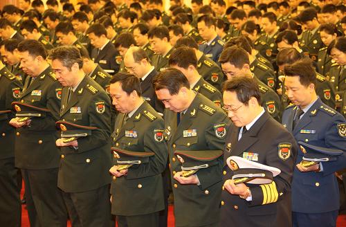 4月21日上午9時,中央軍委辦公廳全體同志在北京八一大樓肅立默哀,表達(dá)對玉樹地震遇難同胞的深切哀悼。 新華社記者王建民攝