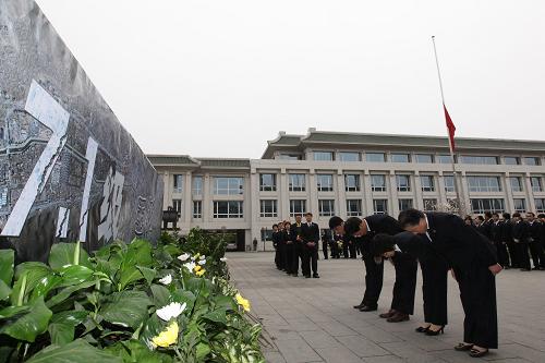 4月21日,最高人民檢察院干部職工在辦公樓前深切悼念玉樹地震遇難同胞。 新華社記者鞠鵬攝