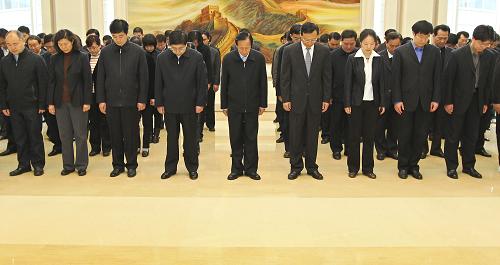 4月21日,中共中央辦公廳干部職工肅立默哀,表達(dá)對玉樹地震遇難同胞的深切哀悼。 新華社記者 謝環(huán)馳 攝