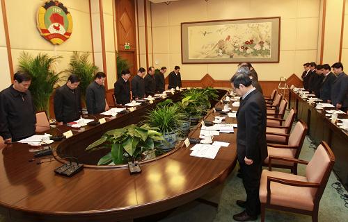 4月21日,全國政協(xié)機關(guān)干部職工肅立默哀,表達(dá)對玉樹地震遇難同胞的深切哀悼。 新華社記者 龐興雷 攝