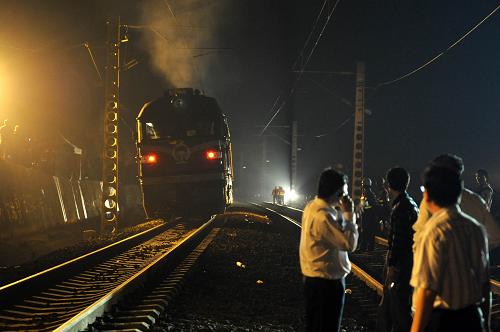 5月23日,列車通過恢復(fù)后的滬昆鐵路列車脫線事發(fā)路段。 鐵道部消息,經(jīng)過鐵路部門、地方政府和當(dāng)?shù)伛v軍、武警、公安民警等全力搶修,因山體滑坡中斷的滬昆鐵路已于當(dāng)日21時15分恢復(fù)正常行車。 5月23日凌晨2時10分,由上海南開往桂林的K859次(編組17輛)旅客列車,運(yùn)行至江西省境內(nèi)滬昆鐵路余江至東鄉(xiāng)間發(fā)生脫線事故,機(jī)車及其后第1至9節(jié)車輛脫線,中斷上下行線路行車。 新華社記者周科攝